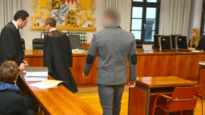 Einbrecher sticht Hausbewohner nieder und macht ihn verantwortlich