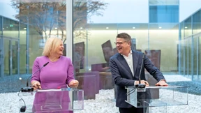 Schwarz-rote Zusammenarbeit per Unterschriften besiegelt