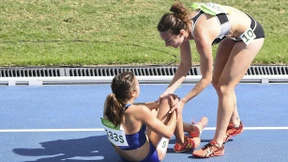 Läuferinnen helfen einander auf die Beine