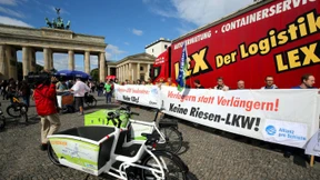 Bahnfreunde gegen Großlastwagen