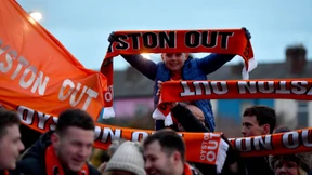 Wütender Fan klettert aus Protest auf Arsenal-Bus