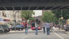 Mit Stühlen und Steinen gegen den Messerstecher