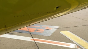 Passagiere entdecken vor Air-Berlin-Flug Loch im Flugzeug