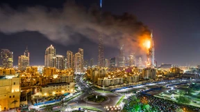 Wolkenkratzer geht in Flammen auf