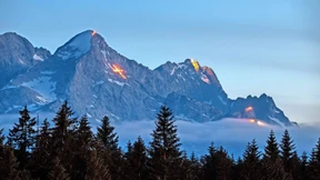 Friedenstauben aus Feuer