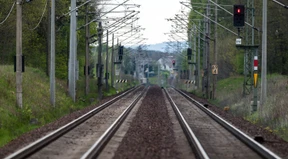 Mann schläft im Gleis - Lokführer kann gerade noch bremsen