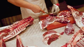 Fleischindustrie will über Mindestlohn verhandeln