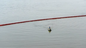 Heizölfilm auf dem Rhein fast verschwunden