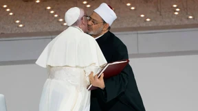 Mit der Faust zuschlagen