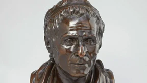 Mit einem spöttisch freundlichen Lächeln