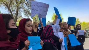 Afghanische Mädchen protestieren gegen Schulschließungen