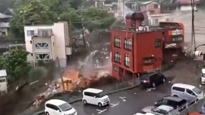 Gewaltige Schlammlawine zerstört Häuser in Japan