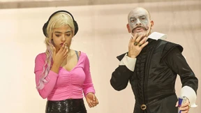 Sie sagen wenig, aber grinsen viel