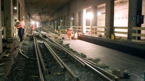 14 Kilometer Schienen werden von Hand verlegt