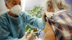 EU-Behörde empfiehlt Auffrischimpfung mit BioNTech-Impfstoff