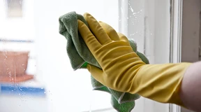 So wird das Fenster streifenfrei sauber