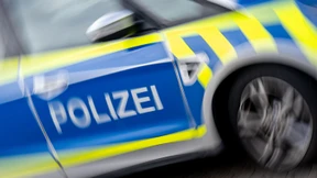 Betrunkener Mann schlägt Frau – Passantin greift ein