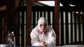 Sie lacht und liebt laut