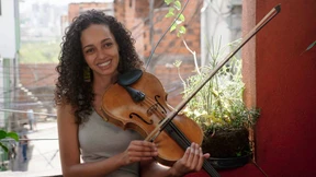 Der Götterfunke Freude rauscht um den Globus