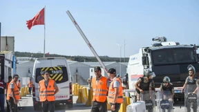 Flughafenpersonal protestiert gegen Arbeitsbedingungen – 500 Festnahmen