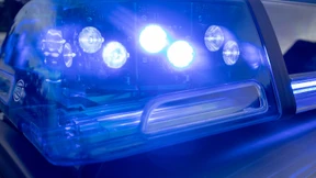 Polizei ermittelt wegen alter Pornohefte im Straßengraben