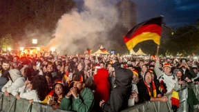 In der Fanzone ist die Stimmung „völlig losgelöst“