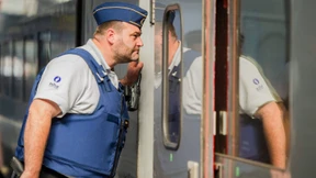 Polizisten patrouillieren in Zügen