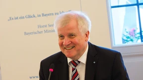 Seehofers Griff nach dem Geschichtsbuch
