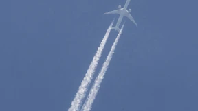 Flieger lässt Kerosin über Schule ab