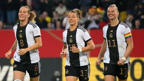 Fußballfrauen bestehen Test