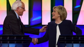 Bernie bringt Hillary zum Strahlen