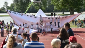 Fünf Meter langes Papierboot wird zu Wasser gelassen