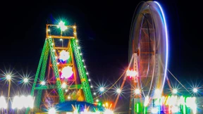 Plattform von Free-Fall-Tower stürzt ungebremst hinab