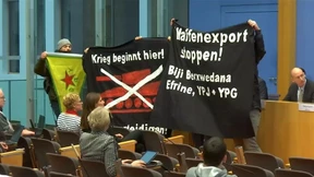 Regierungspressekonferenz in Berlin gestürmt