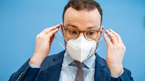 Dobrindt wirft SPD Foulspiel im Maskenstreit vor