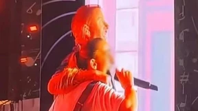 Gesuchte Straftäterin tritt mit Macklemore auf