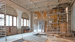 Moderner Gerichtssaal im alten Bau