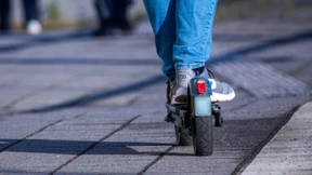 Jugendlicher versucht E-Scooter vor Polizeirevier zu stehlen