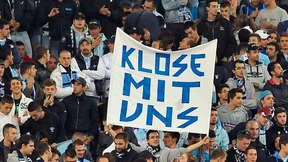 Der Blumenkranz landet im Tiber