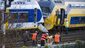 Züge prallen frontal zusammen - Viele Verletzte