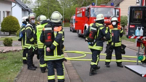 Auto erfasst Fußgänger auf Bundesstraße – Schwerverletzter auf Straße gefunden