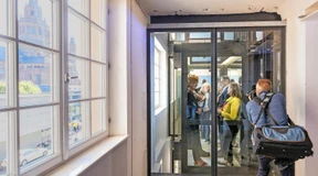 Mit dem gläsernen Aufzug bis unter die Glaskuppel