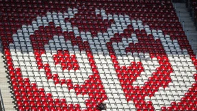 Mit Selbstironie gegen leere Ränge