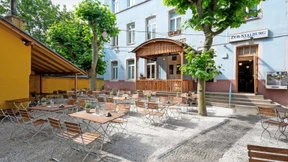 Schoppen im Schatten der Platanen