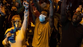 Alter weißer Mann mit Spiegel