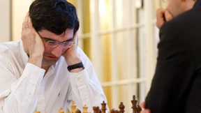 Wladimir Kramnik nimmt die Figuren vom Brett