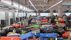 Warten auf die Abfertigung und das Gepäck