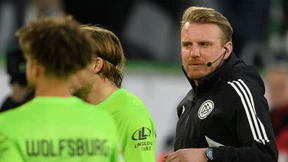 Ein kaltes Bier für den Hilfsschiedsrichter