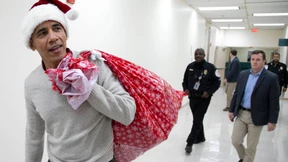 Barack Obama verteilt in Kinderklinik Geschenke