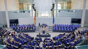 Bundestag stimmt für Lieferung schwerer Waffen